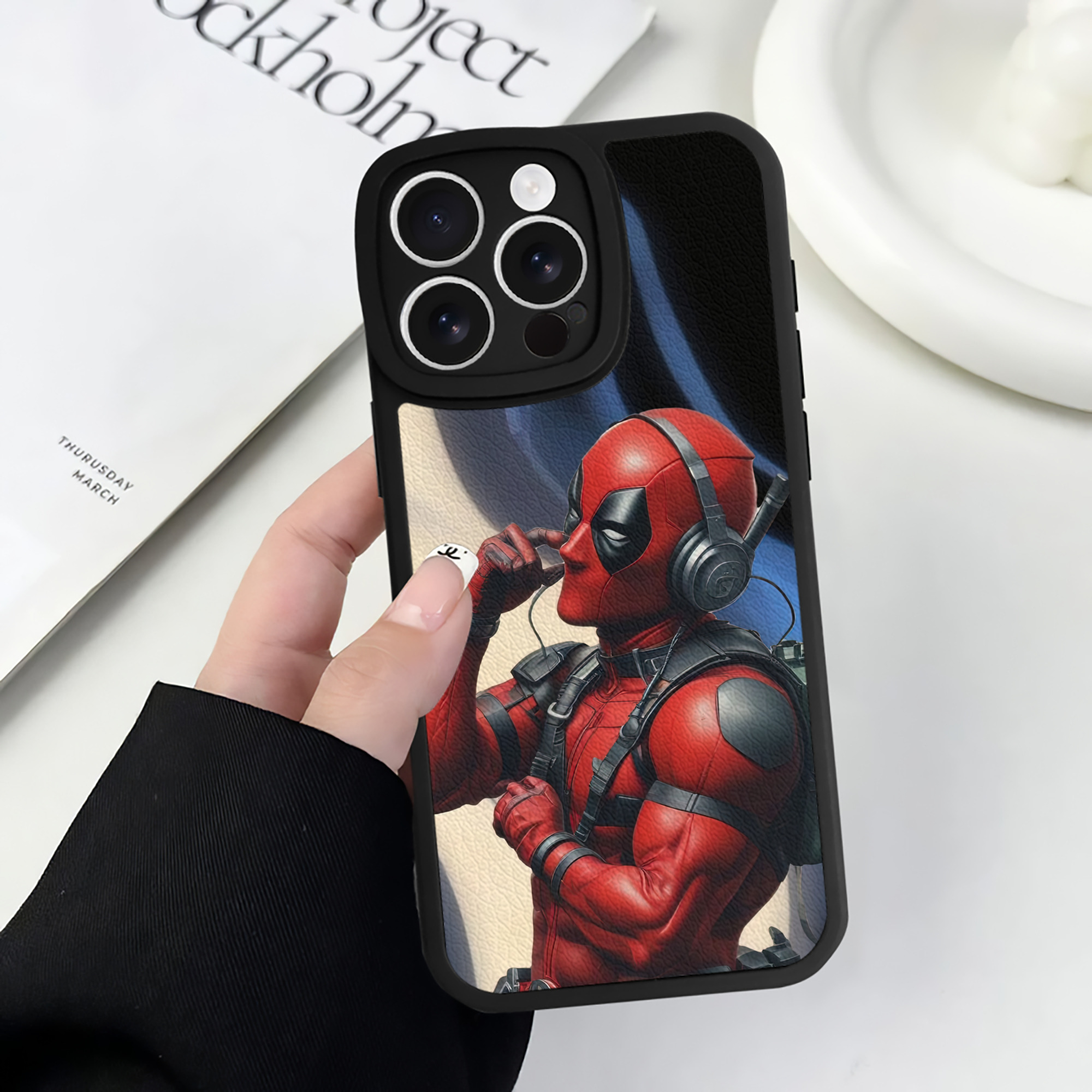 （画像用） Deadpool デッドプール 【iPhone 16シリーズ対応】シリコンスマホケース（レザー調） 材質：シリコン